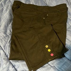 Ladies black pull on capris